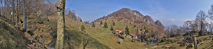 Bella radura prativa con cascina e vista sulla cima del Monte Zucco